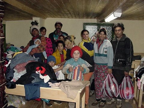 Warm clothes for Lazareni families, November 2001