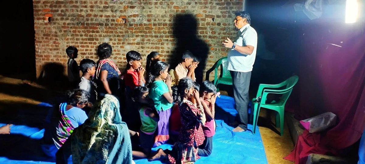 Pastor Jeremiah Daniels teaching children in a village near Cheyyar, India